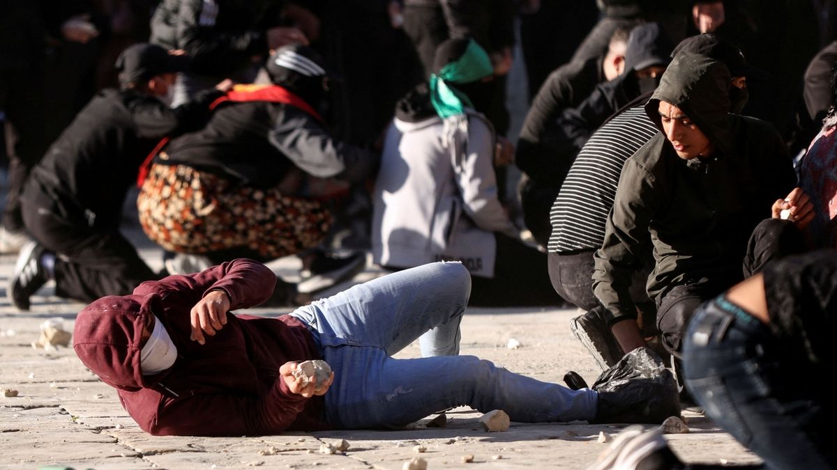 Střety Palestinců s policií u mešity v Jeruzalémě: kolem stovky zraněných